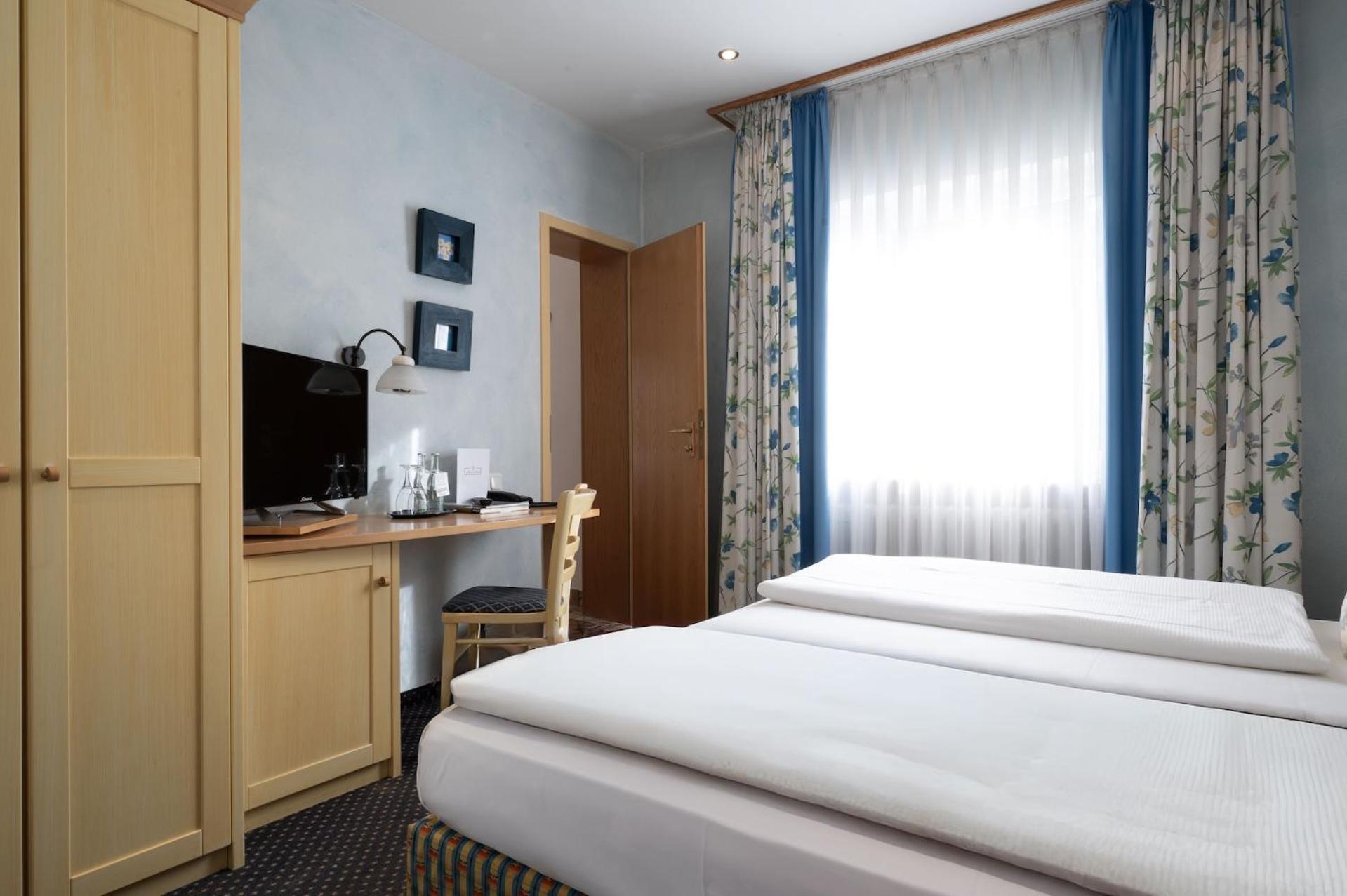 Landhotel 3Kronen Adelsdorf Exterior photo